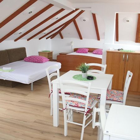 Novalja And Fun Apartment ภายนอก รูปภาพ